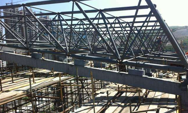 抚州简述网架公司的黑色压型钢板的吊装步履